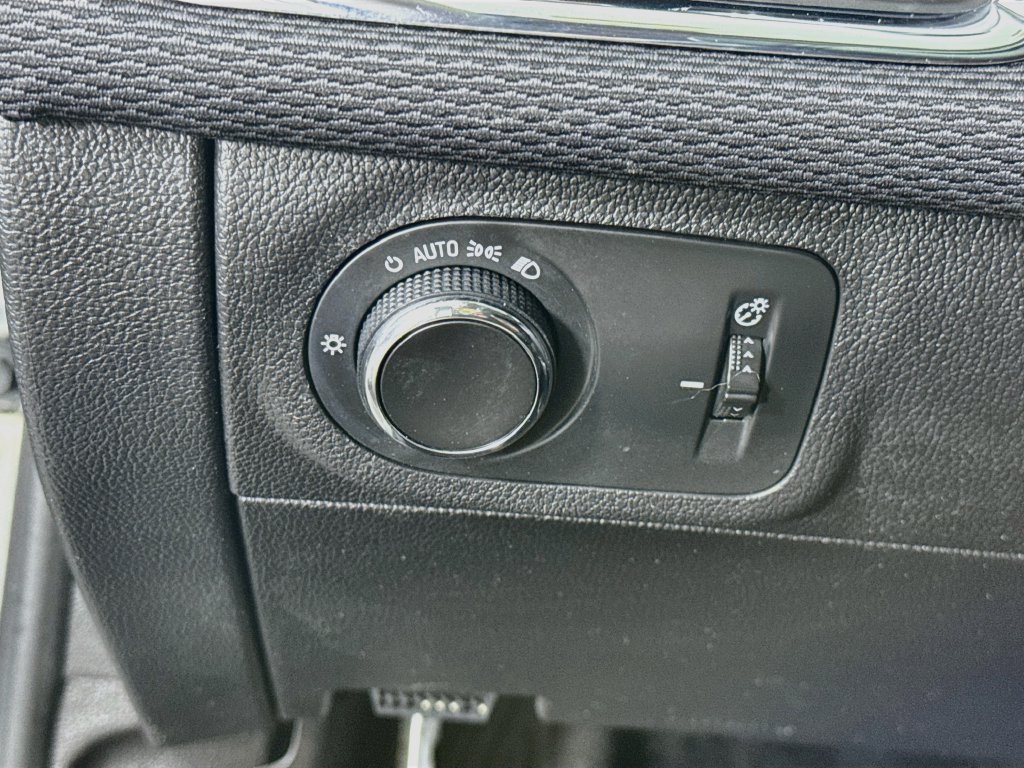 Used 2017 Chevrolet Cruze LT FWD image 17