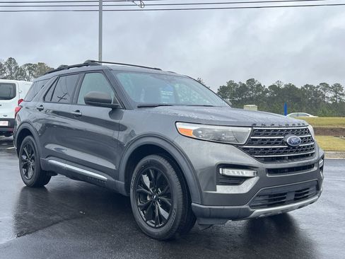 Certified 2020 Ford Explorer XLT w/ Equipment Group 202A image 4