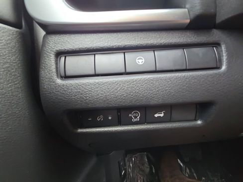 Used 2025 Nissan Rogue SV image 33