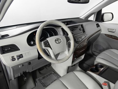 Used 2013 Toyota Sienna XLE image 13