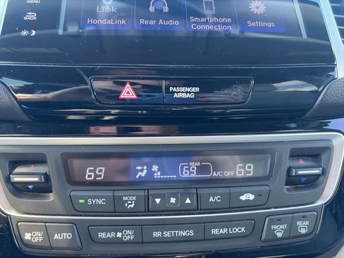 Used 2018 Honda Pilot Touring image 12