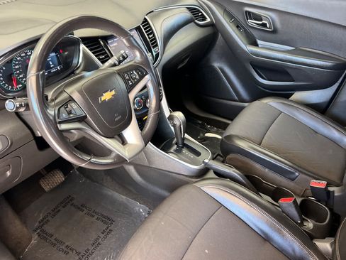 Used 2022 Chevrolet Trax LT w/ LT Convenience Package FWD image 11