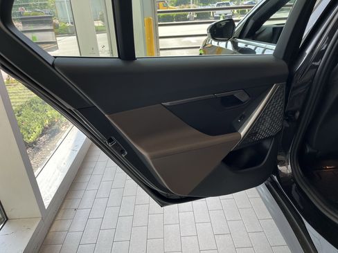 Used 2025 BMW i5 xDrive40 w/ Premium Package image 16