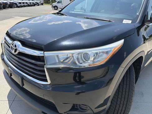 Used 2015 Toyota Highlander LE AWD/4WD image 6