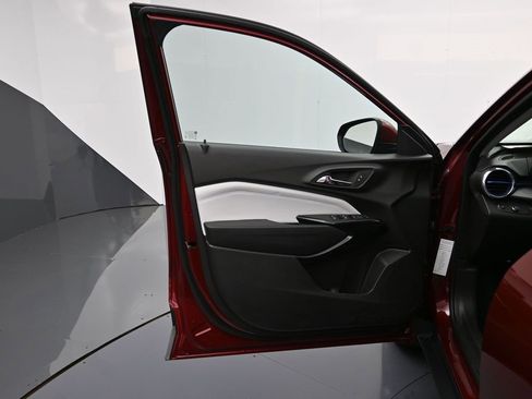 Certified 2025 Chevrolet Trax LT w/ LT Convenience Package image 11