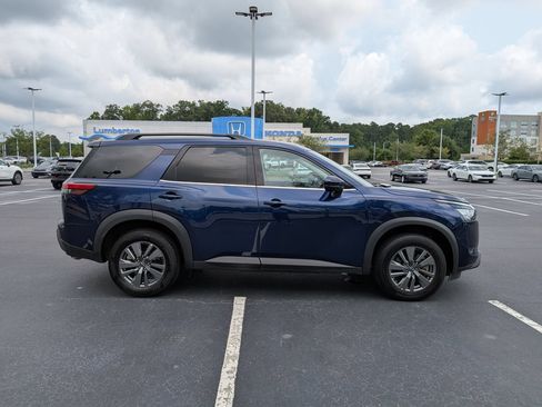 Used 2024 Nissan Pathfinder SV FWD image 2