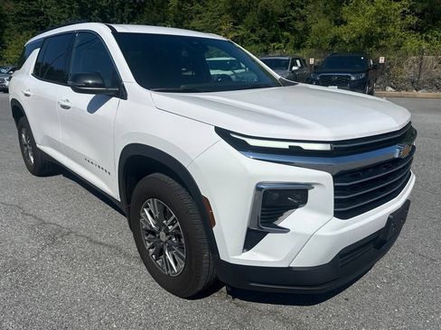 Used 2026 Chevrolet Traverse LT AWD/4WD image 3