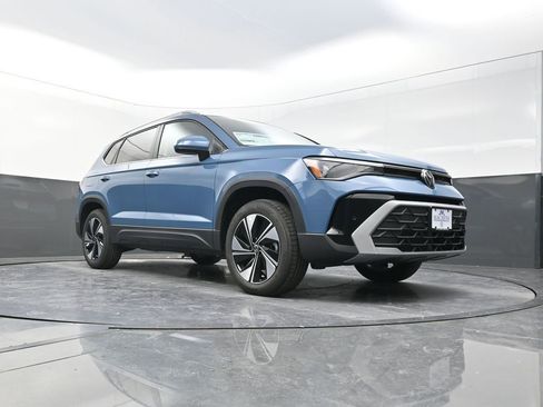 New 2026 Volkswagen Taos SE image 18