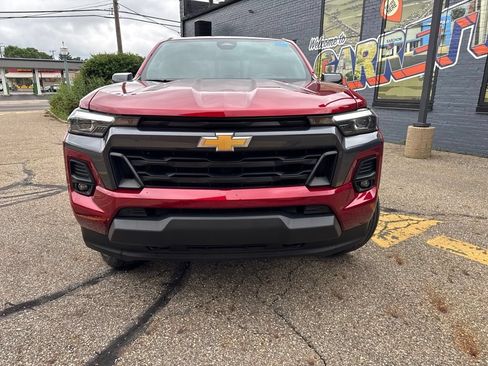 Used 2024 Chevrolet Colorado LT w/ LT Convenience Package III AWD/4WD image 2