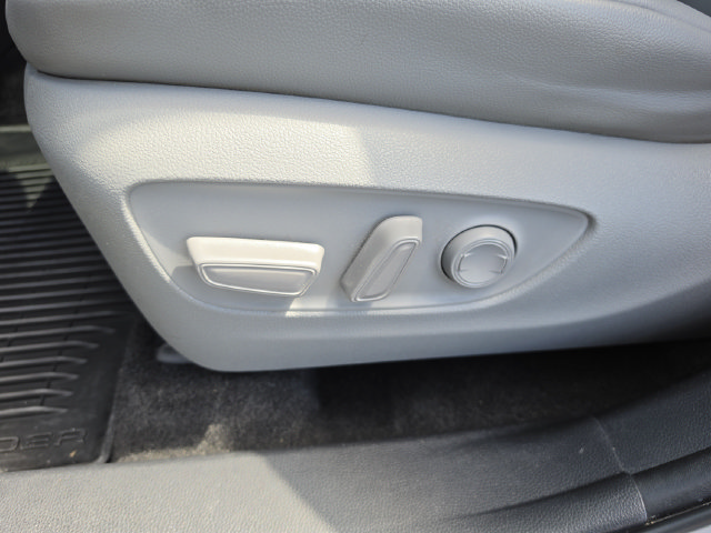 Used 2023 Toyota Highlander XLE AWD/4WD image 32