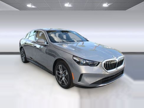 Used 2026 BMW 530i w/ Premium Package RWD image 7