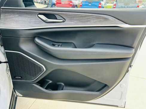 Used 2023 Jeep Grand Cherokee Limited w/ Luxury Tech Group II image 35