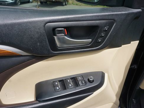 Used 2019 Toyota Highlander Limited Platinum image 3