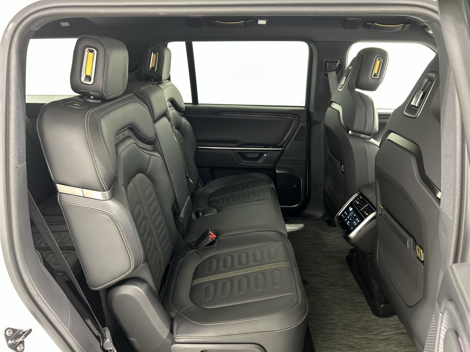 Used 2025 Rivian R1S Adventure Dual AWD/4WD image 23