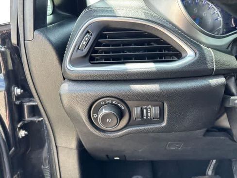 Used 2019 Chrysler Pacifica Limited w/ Advanced Safetytec Group FWD image 10