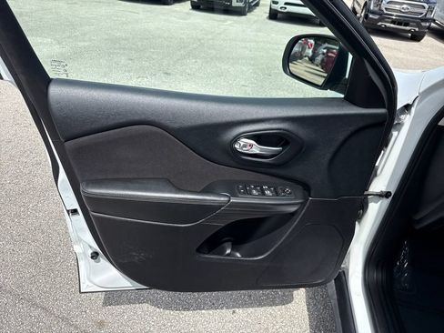 Used 2016 Jeep Cherokee Latitude FWD image 12