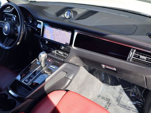 Certified 2025 Porsche Macan image 25