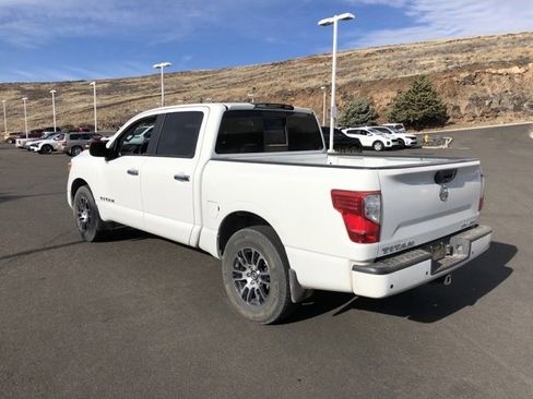 Used 2021 Nissan Titan SV w/ SV Convenience Package image 11