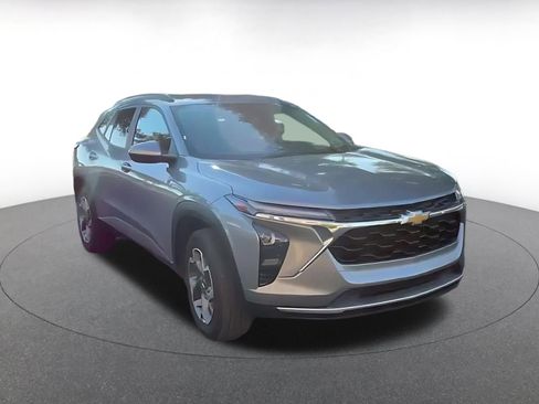 Used 2025 Chevrolet Trax LT image 3