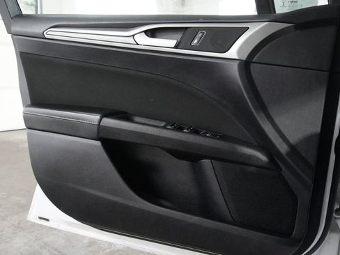 Used 2020 Ford Fusion SE FWD image 24