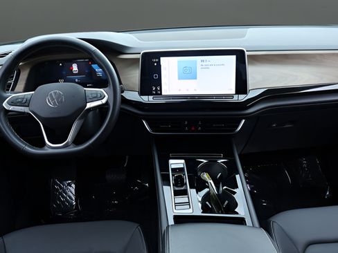 Certified 2025 Volkswagen Atlas SE AWD/4WD image 17