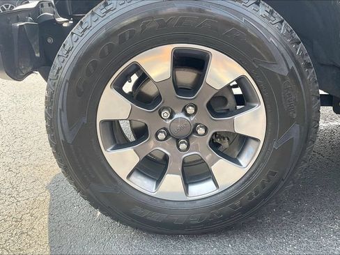 Used 2018 Jeep Wrangler Unlimited Sahara AWD/4WD image 7