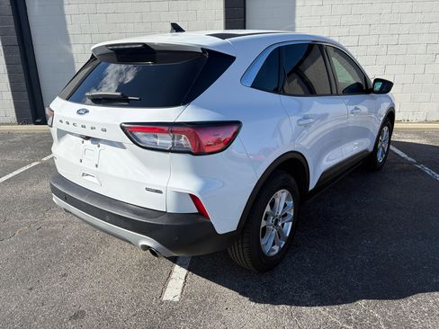 Used 2022 Ford Escape SE image 2