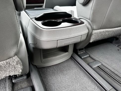 Used 2013 Toyota Sienna XLE image 9