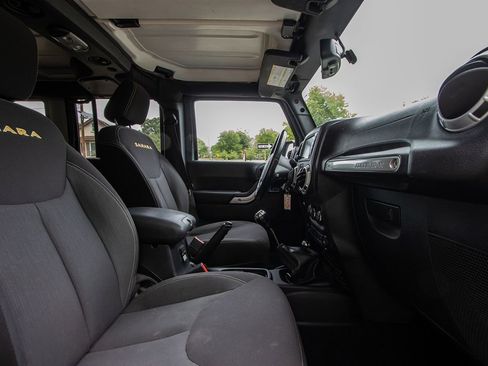 Used 2015 Jeep Wrangler Unlimited Sahara w/ Dual Top Group image 18