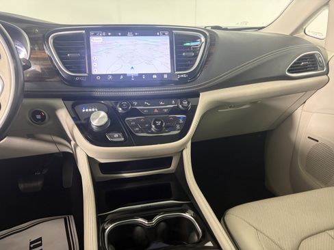 Used 2021 Chrysler Pacifica Limited w/ Premium & Safety Sphere Group image 28