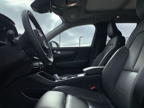 Used 2025 Volvo XC40 B5 Plus image 16