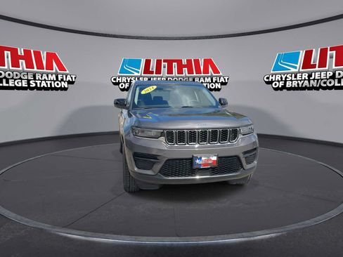 Used 2024 Jeep Grand Cherokee Laredo AWD/4WD image 2
