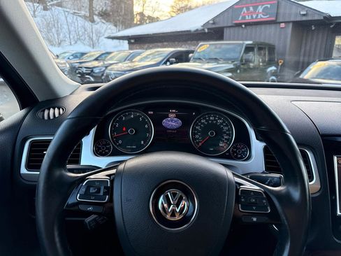 Used 2011 Volkswagen Touareg Hybrid image 37