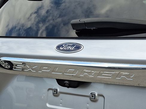 Used 2020 Ford Explorer XLT w/ Equipment Group 202A AWD/4WD image 30