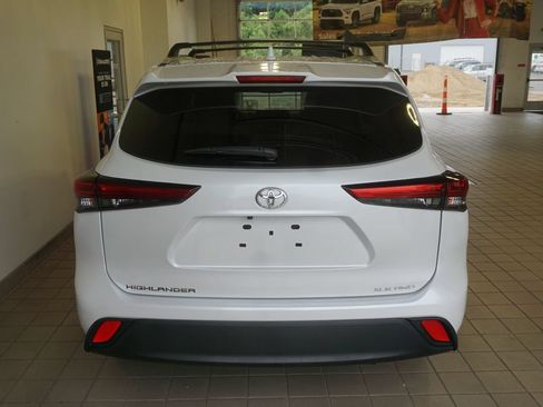 Used 2023 Toyota Highlander XLE AWD/4WD image 17