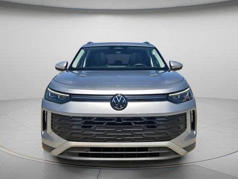 Certified 2025 Volkswagen Tiguan SE AWD/4WD image 9