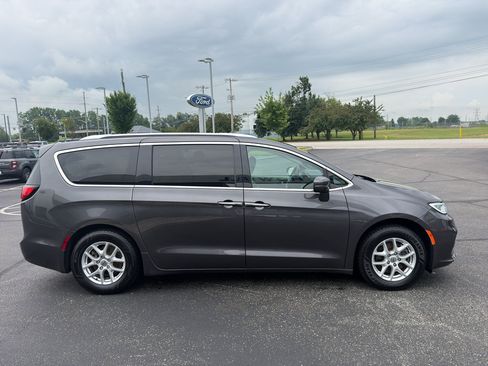 Used 2021 Chrysler Pacifica Touring-L FWD image 5