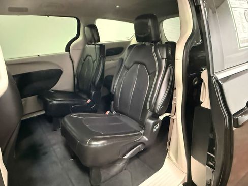 Used 2024 Chrysler Pacifica Touring-L FWD image 8