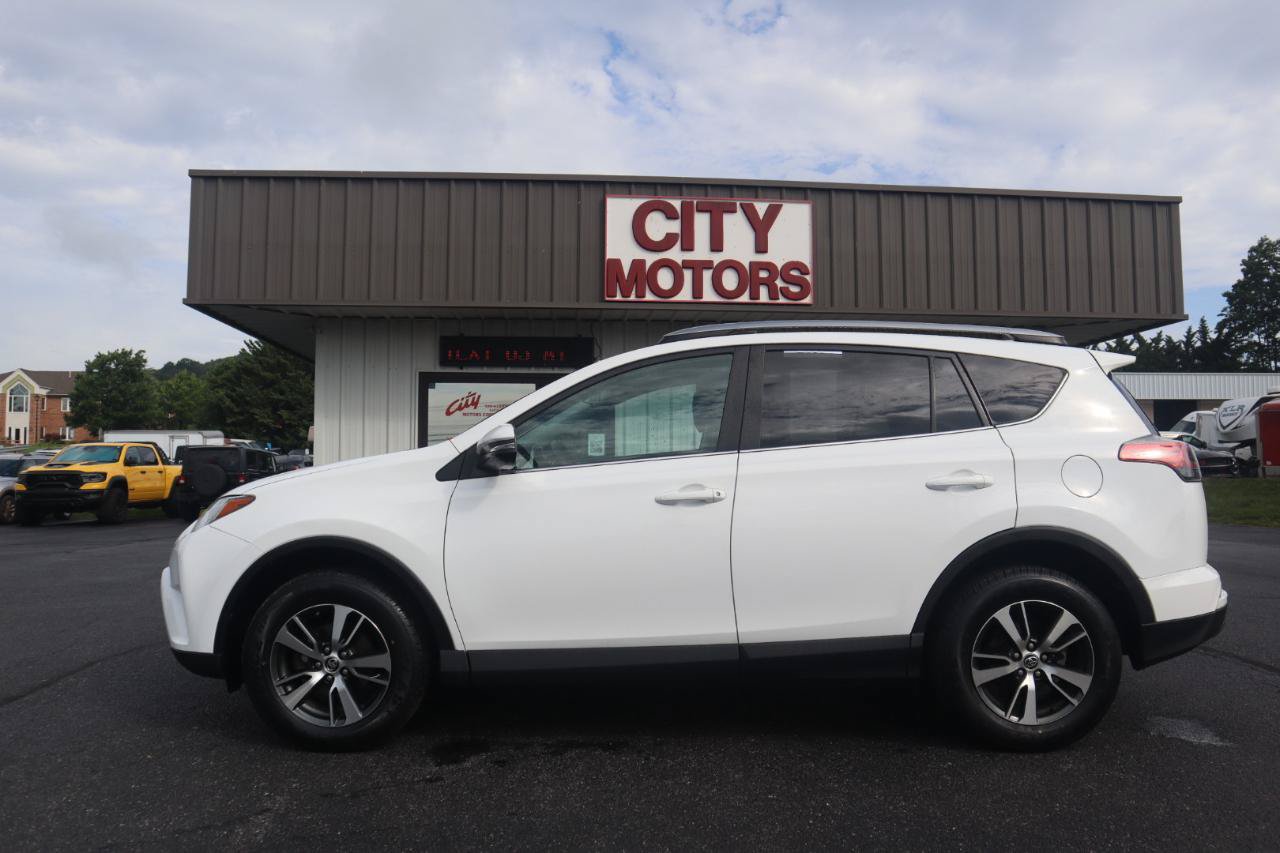 Used 2017 Toyota RAV4 XLE AWD/4WD image 17
