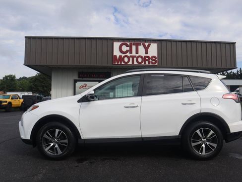 Used 2017 Toyota RAV4 XLE AWD/4WD image 17