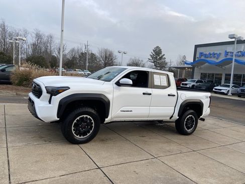Used 2025 Toyota Tacoma SR5 image 5