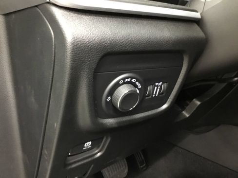 Used 2025 Jeep Grand Cherokee Laredo X AWD/4WD image 9
