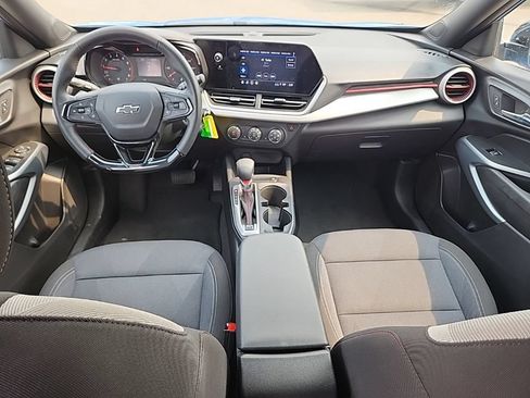 Certified 2024 Chevrolet Trax RS FWD image 32