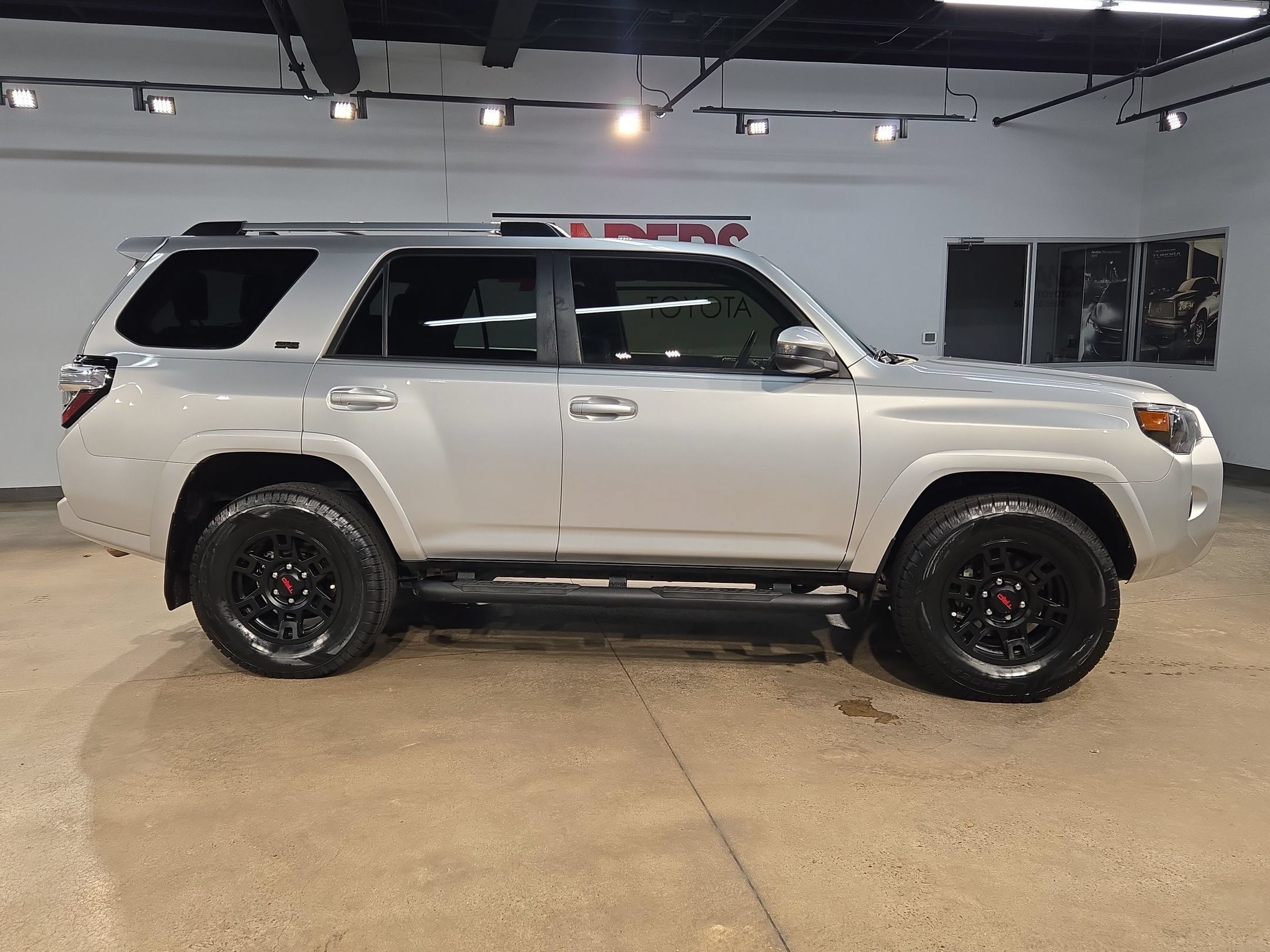 Used 2023 Toyota 4Runner SR5 AWD/4WD image 8