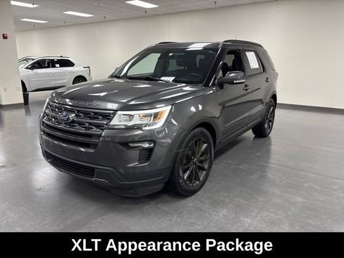 Used 2018 Ford Explorer XLT w/ Equipment Group 202A FWD image 3