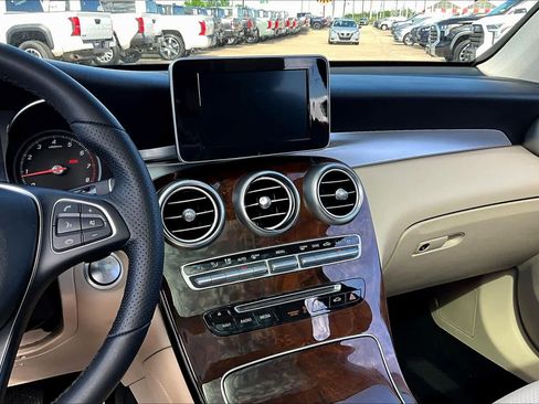 Used 2019 Mercedes-Benz GLC 300 image 7