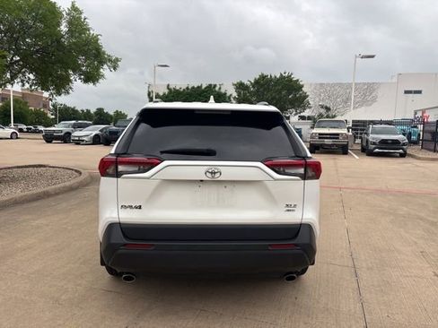 Used 2021 Toyota RAV4 XLE w/ XLE Grade Weather Package image 6