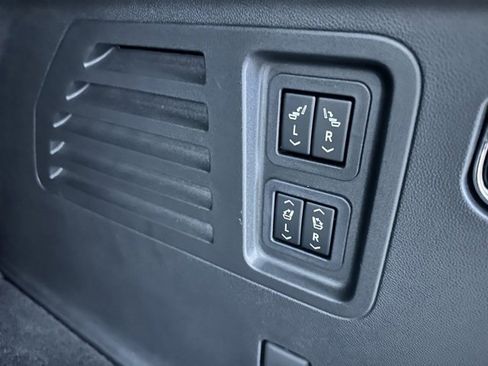 Used 2024 Chevrolet Traverse RS image 28