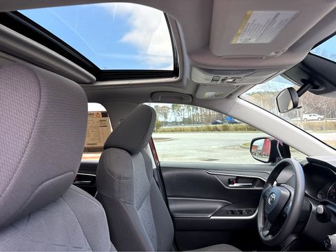 Used 2022 Toyota RAV4 XLE w/ Convenience Package image 8