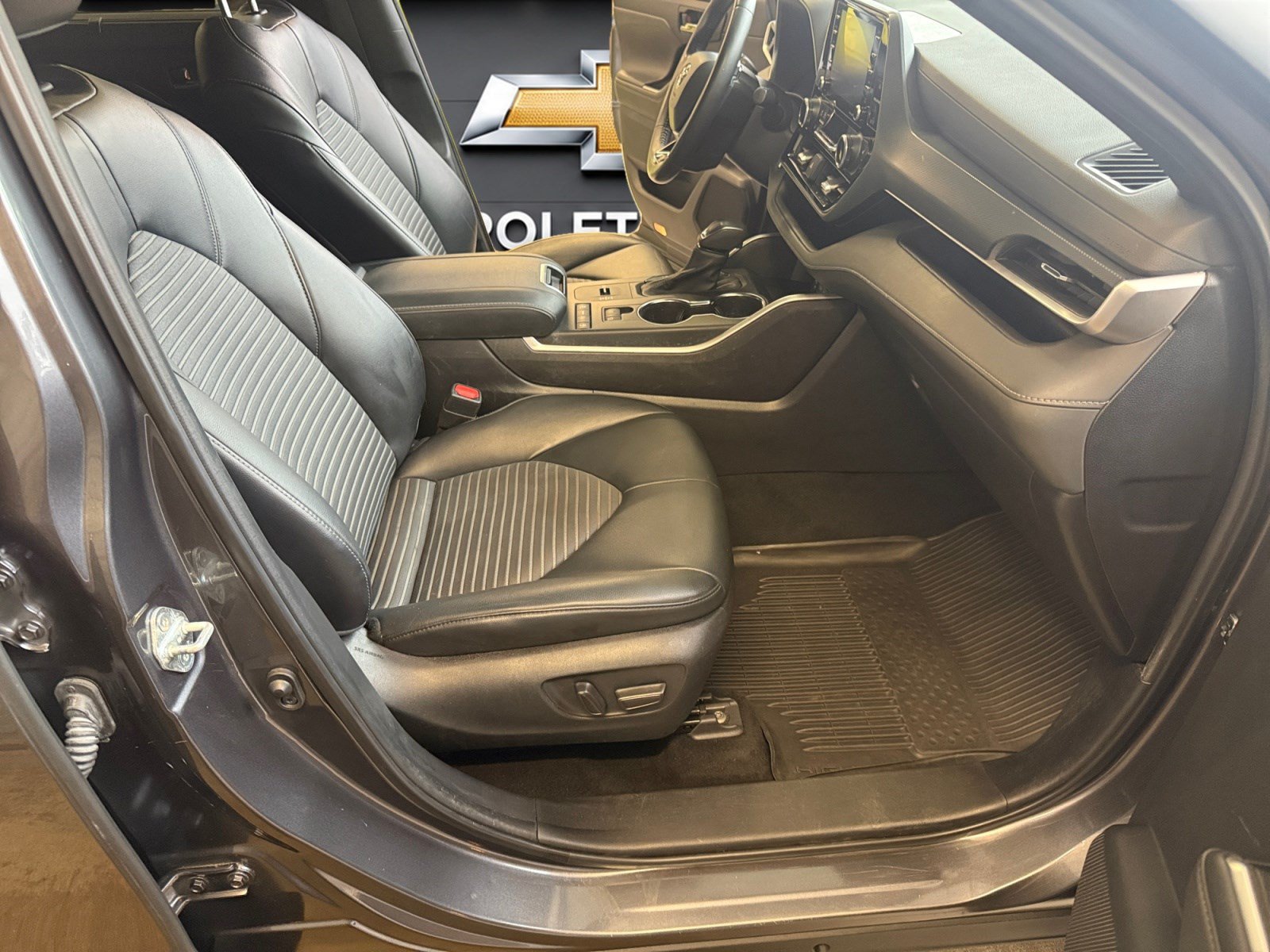 Used 2022 Toyota Highlander XSE FWD image 12